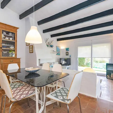 Beachfront In Binisafuller With 4 Bedrooms And Direct Sea Access וילה